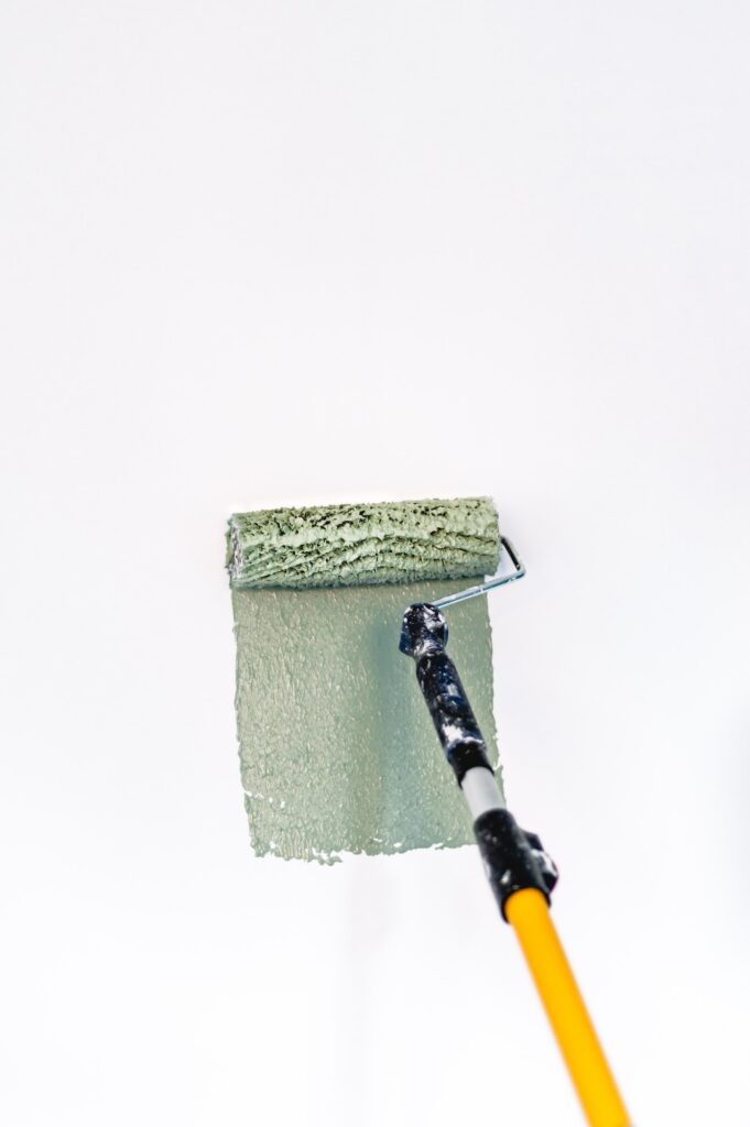Paiting the wall with green paint